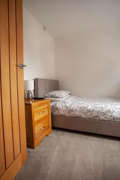 Three Bedroom House, Driveway, Bracknell Centre Zewnętrze zdjęcie