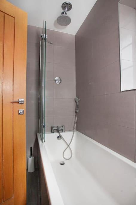 Three Bedroom House, Driveway, Bracknell Centre Zewnętrze zdjęcie